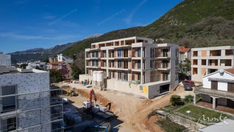 Pogled iz vazduha na stambenu zgradu u izgradnji sa okolnim zemljištem. - image 15