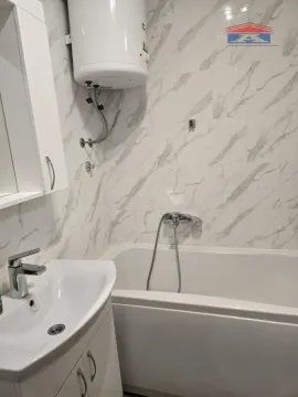 Kupatilo sa kadom, umivaonikom i bojlerom na zidu. - image 21