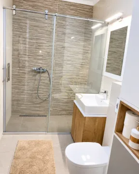 Savremeno opremljeno kupatilo sa tuš kabinom, umivaonikom i wc šoljom. - image 6