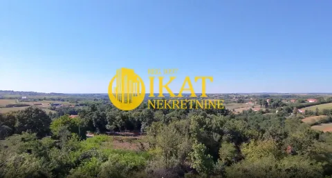 Pogled iz vazduha na okolnu prirodu i zelenilo sa logotipom agencije. - image 2