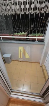 Manji popločani balkon sa ukrasnim biljem i zaštitnom ogradom. - image 14