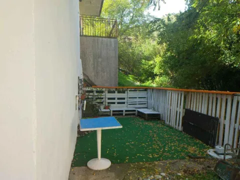 Dvorišna terasa sa vještačkom travom i garniturom od paleta. - image 19