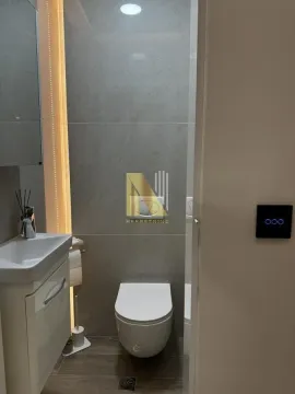 Moderno opremljeno kupatilo sa umivaonikom i toalet šoljom. - image 15