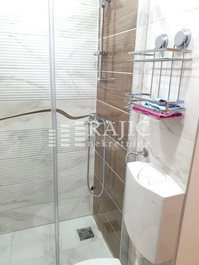 View of the bathroom with a shower cabin and sanitary ware.