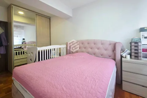 Dječja soba sa velikim bračnim krevetom, krevetcem i ugradnim plakarom. - image 3