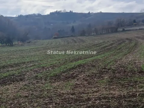 Pogled na prostrano poljoprivredno zemljište sa brdima u pozadini. - image 21
