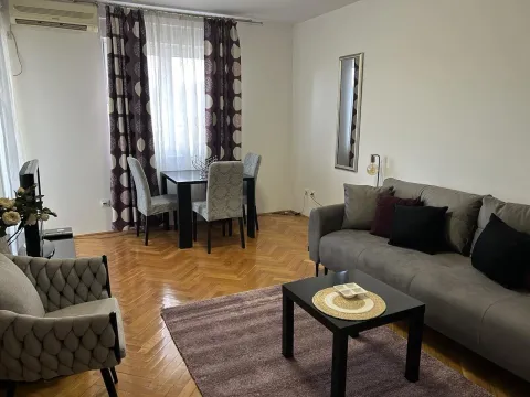 Svijetla dnevna soba sa sivom garniturom, foteljom i trpezarijskim stolom. - image 4