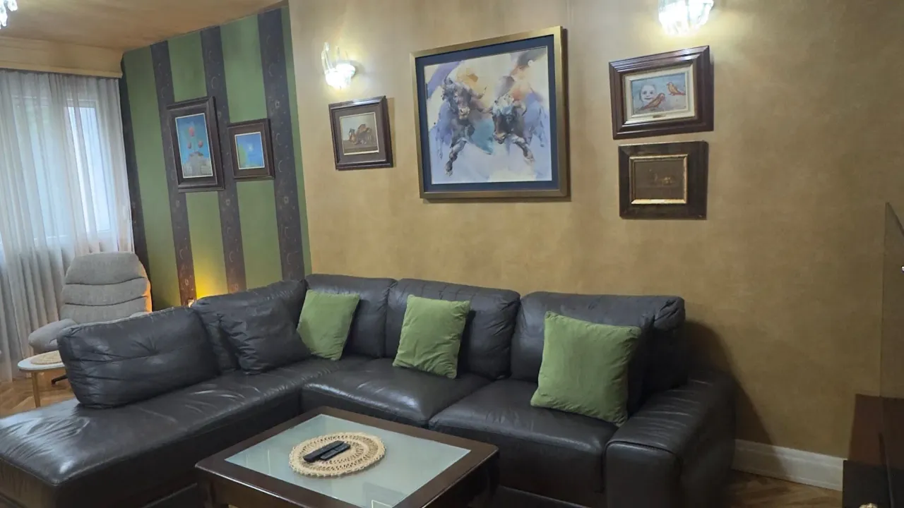 Izdavanje, trosoban stan, 85m², Pejton, Podgorica