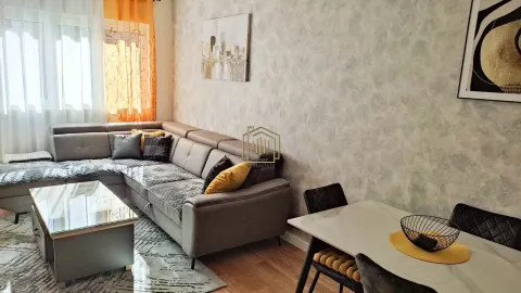 Dnevni boravak sa ugaonom garniturom i trpezarijskim stolom. - image 6