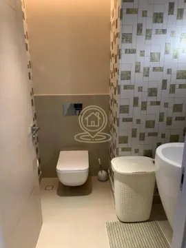Manje kupatilo sa WC šoljom, umivaonikom i dekorativnim pločicama. - image 7