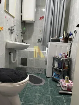Manje kupatilo sa kadom, umivaonikom, veš mašinom i WC šoljom. - image 8
