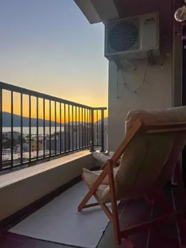 Namješten balkon sa stolicom za opuštanje i pogledom na zalazak sunca. - image 8