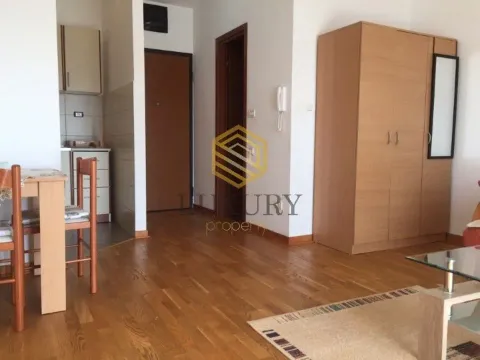 Dnevni boravak sa parketom, garniturom i ugradnim plakarom. - image 8