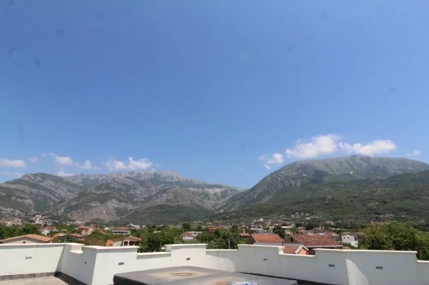 Izdavanje, dvosoban stan, 120m², Polje, Bar