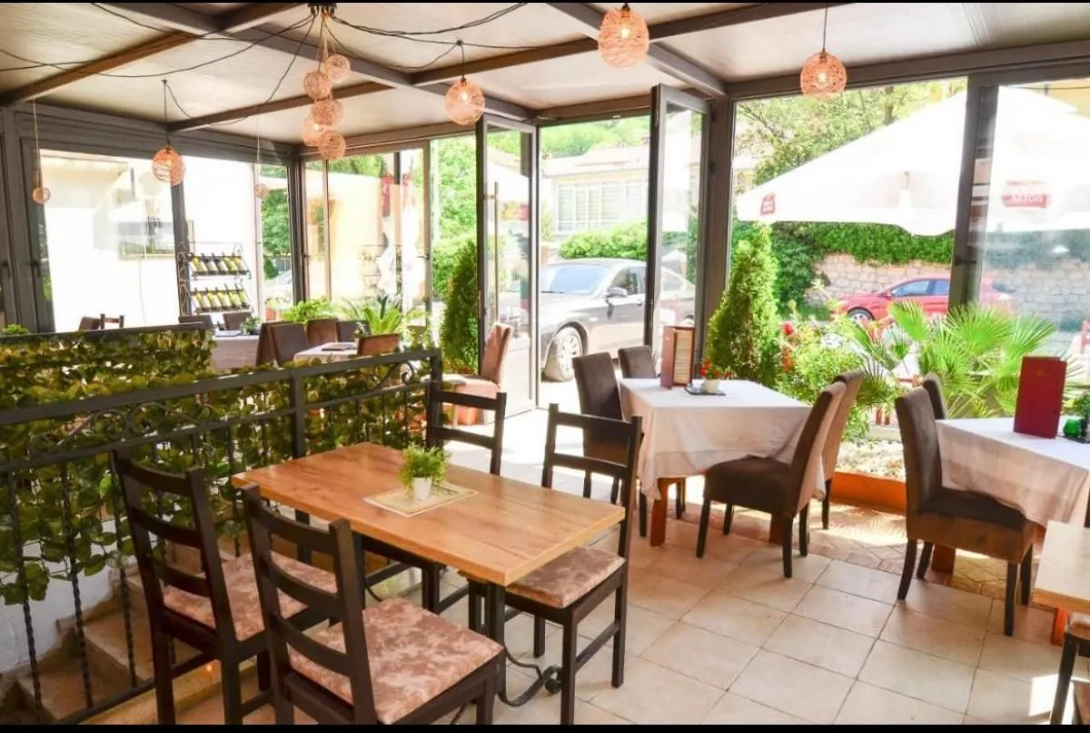Izdavanje, poslovni prostor, 100m², Kotor, Crna Gora