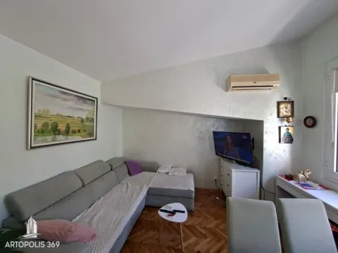 Dnevna soba sa ugaonom garniturom, televizorom i klima uređajem. - image 5