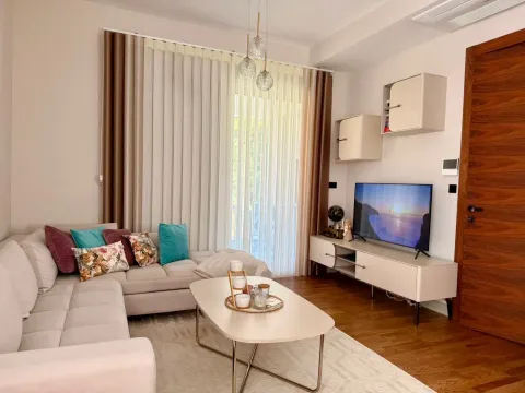 Izdavanje, stan, 65m², Tivat, Crna Gora - image 1