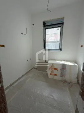 Neopremljena prostorija u izgradnji sa prozorom. - image 6