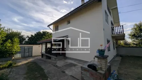 Pogled na dvorište i spoljašnjost kuće sa pomoćnim objektom. - image 2