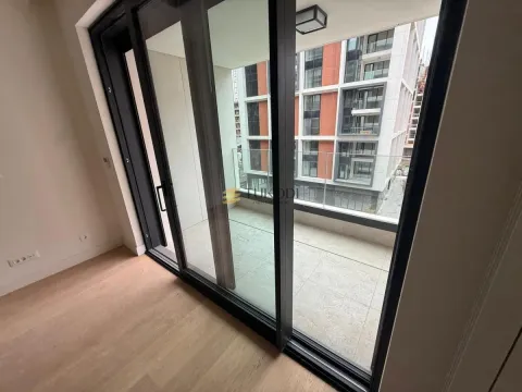 Pogled na terasu i okolne zgrade kroz staklena balkonska vrata. - image 6