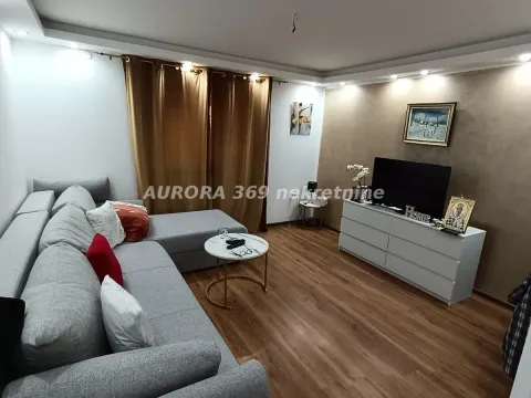 Dnevna soba sa ugaonom garniturom, stočićem i televizorom na komodi. - image 5