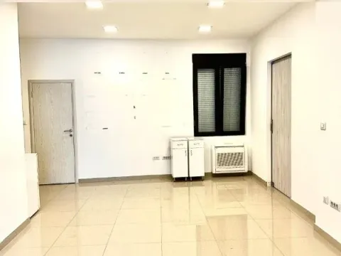 Izdavanje, poslovni prostor, 300m², Centar, Podgorica - image 8