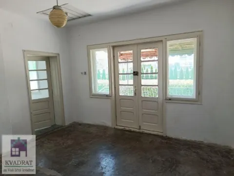 Prazna prostorija sa belim zidovima, dvokrilnim vratima i prozorima. - image 16