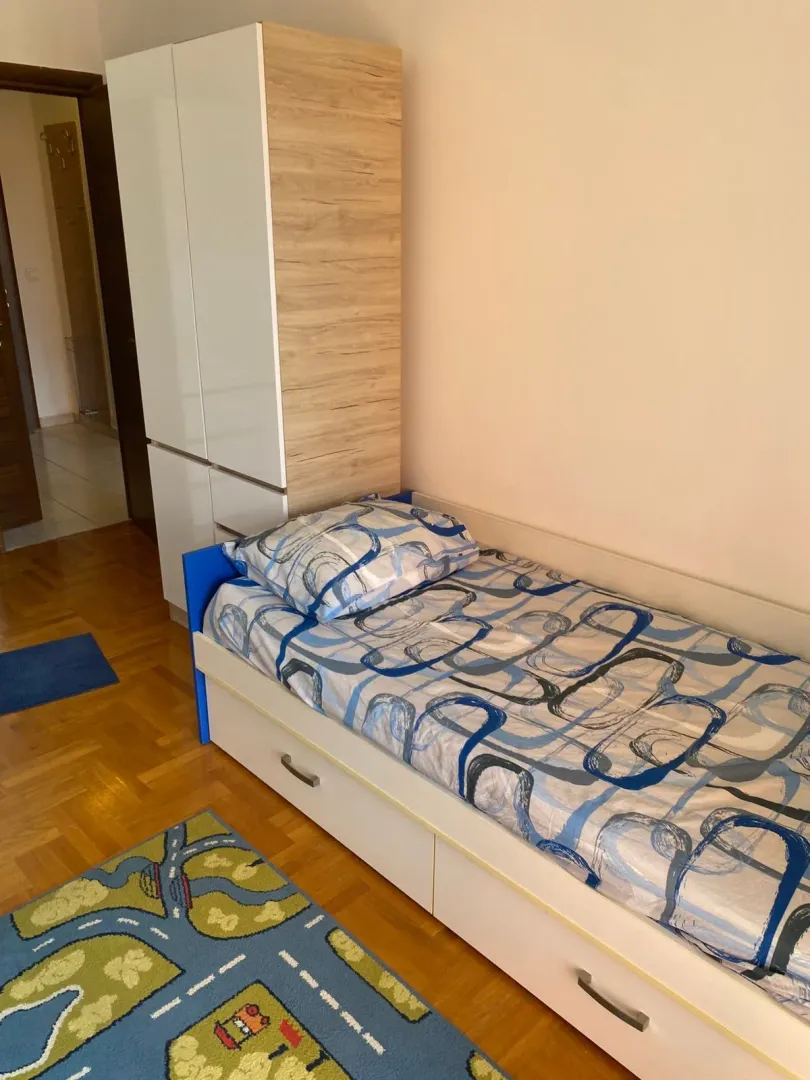 Dječija soba sa krevetom na izvlačenje i garderoberom.