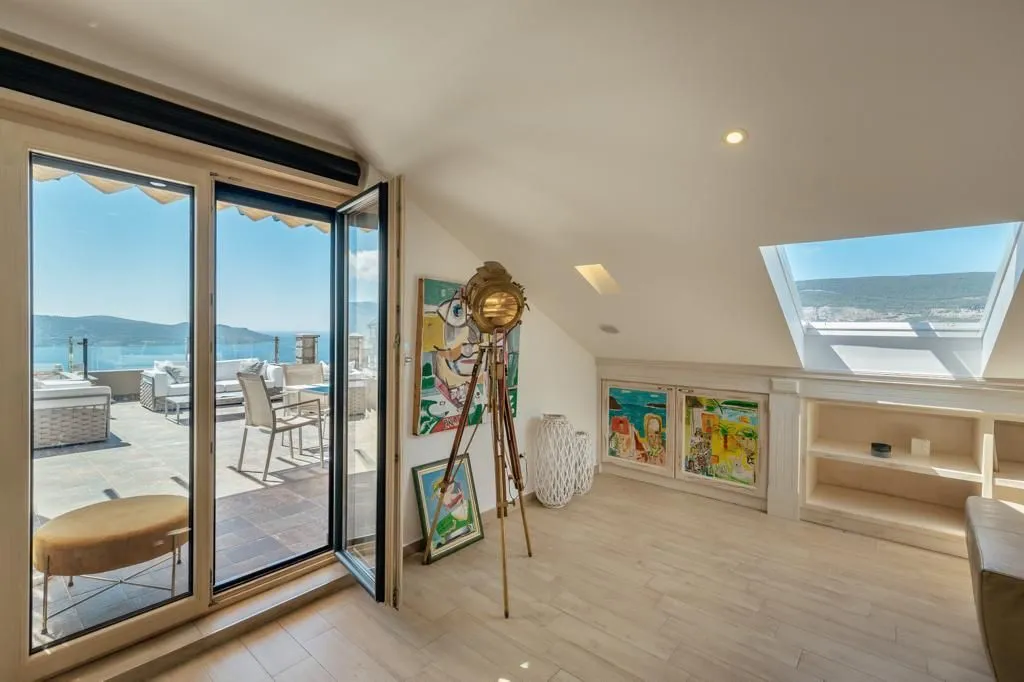 Izdavanje, trosoban stan, 200m², Herceg Novi, Crna Gora