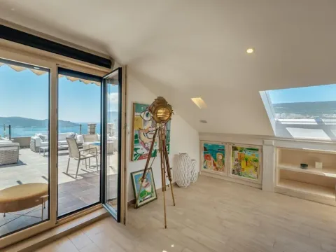 Izdavanje, trosoban stan, 200m², Herceg Novi, Crna Gora - image 1