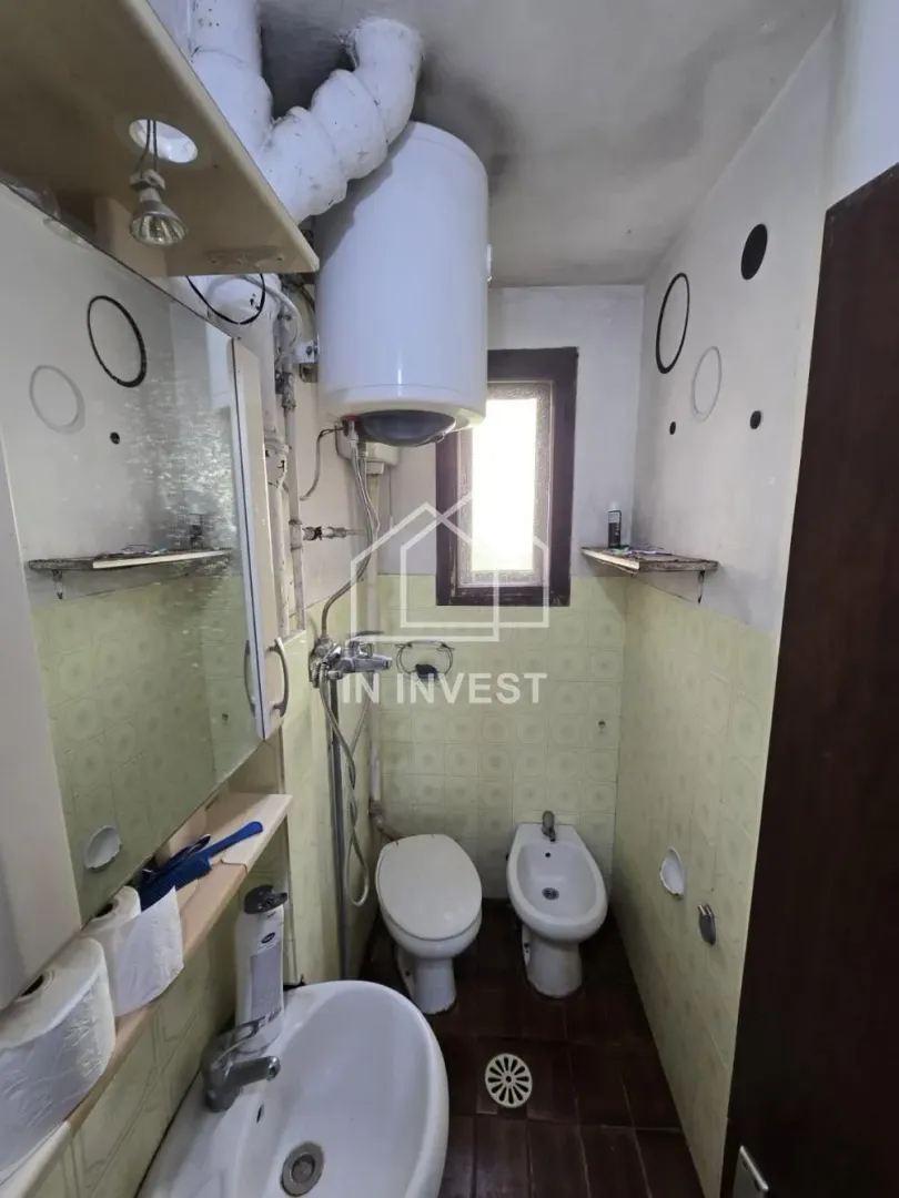Manje kupatilo sa sanitarijama, tušem i bojlerom.