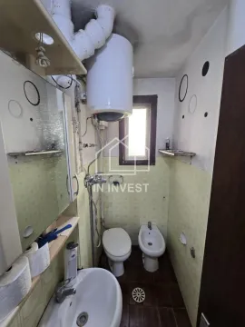 Manje kupatilo sa sanitarijama, tušem i bojlerom. - image 13