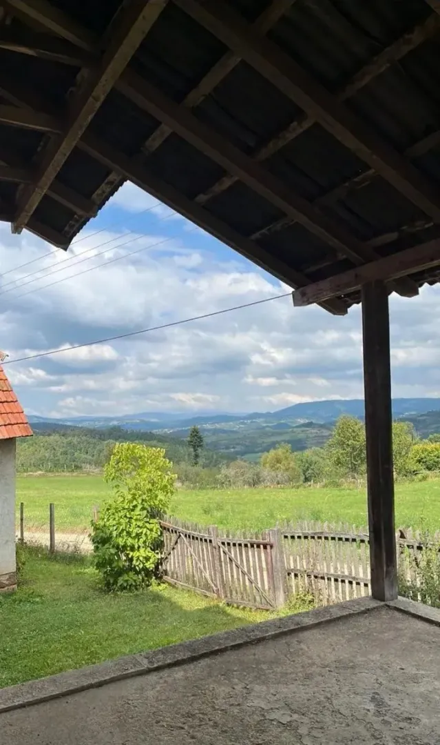 Pogled sa natkrivene terase na dvorište i prirodu.