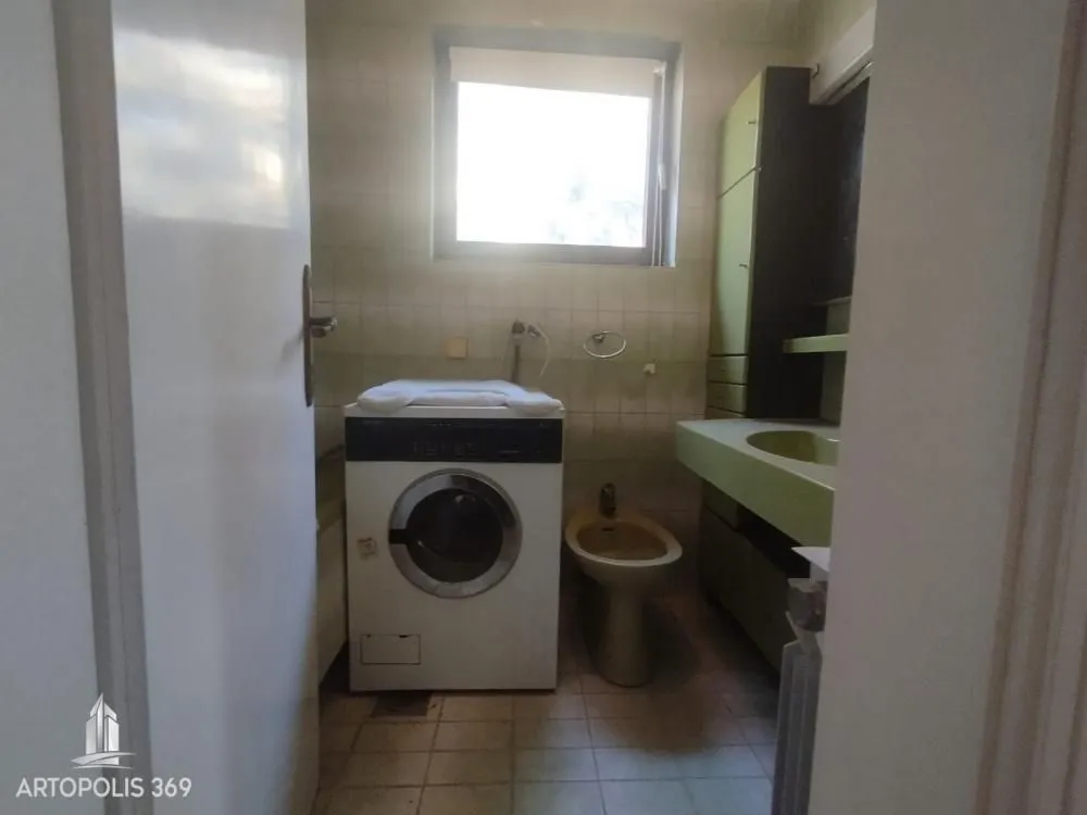 Kupatilo opremljeno sanitarijama, umivaonikom, bideom i veš mašinom.