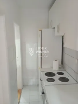 Manja bela kuhinja sa štednjakom i frižiderom. - image 6
