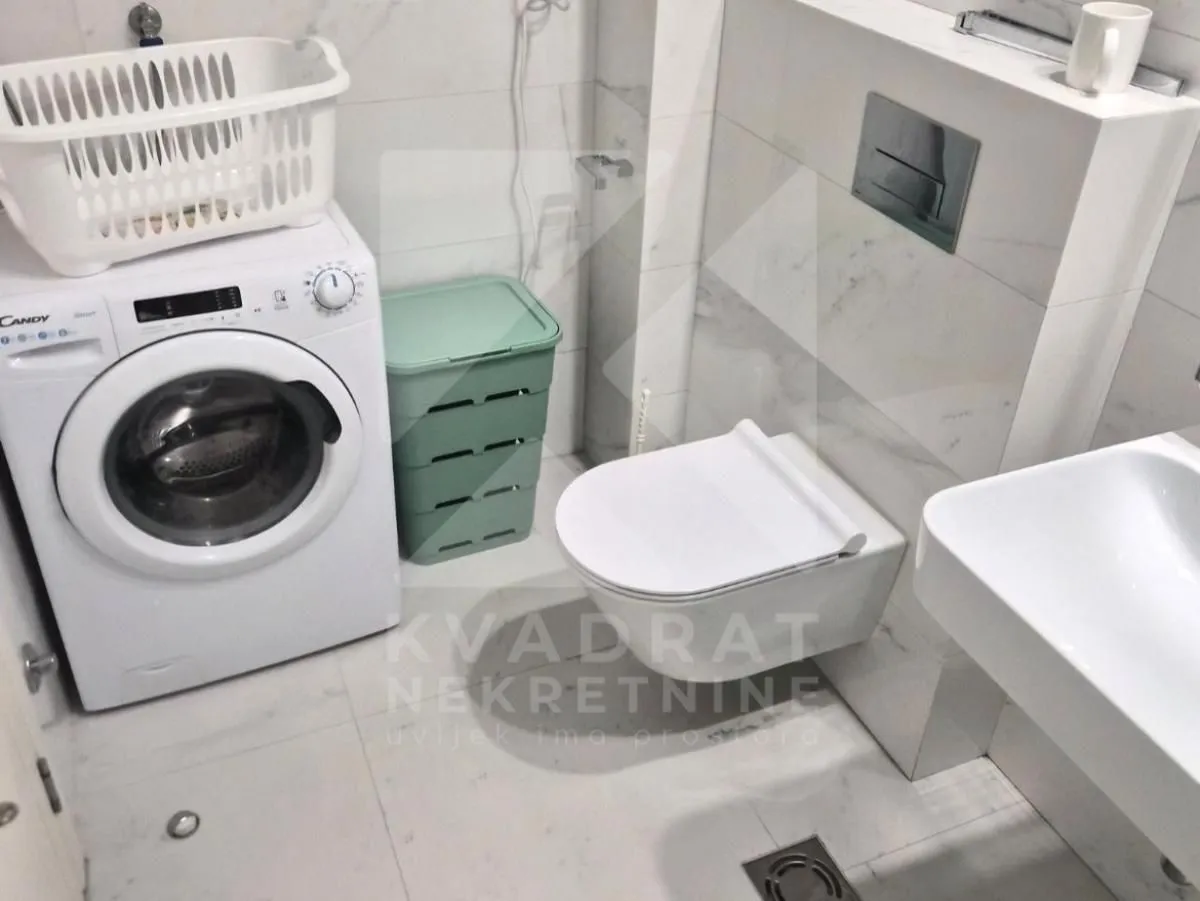 Izdavanje, jednosoban stan, 43m², Central Point, Podgorica
