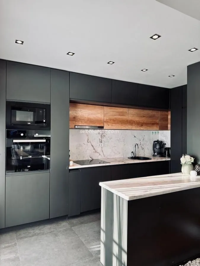 Izdavanje, trosoban stan, 130m², Centar, Tivat