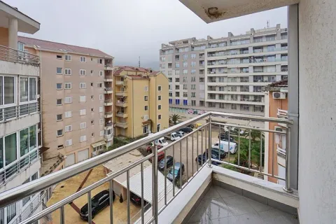Pogled sa balkona na okolne zgrade i parking. - image 12