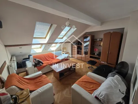 Potkrovni dnevni boravak sa garniturom, drvenim nameštajem i krovnim prozorima. - image 5