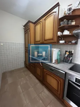 Kuhinja sa drvenim elementima i keramičkim pločicama na zidu. - image 13