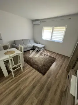 Dnevna soba sa garniturom za sedenje i trpezarijskim stolom. - image 7