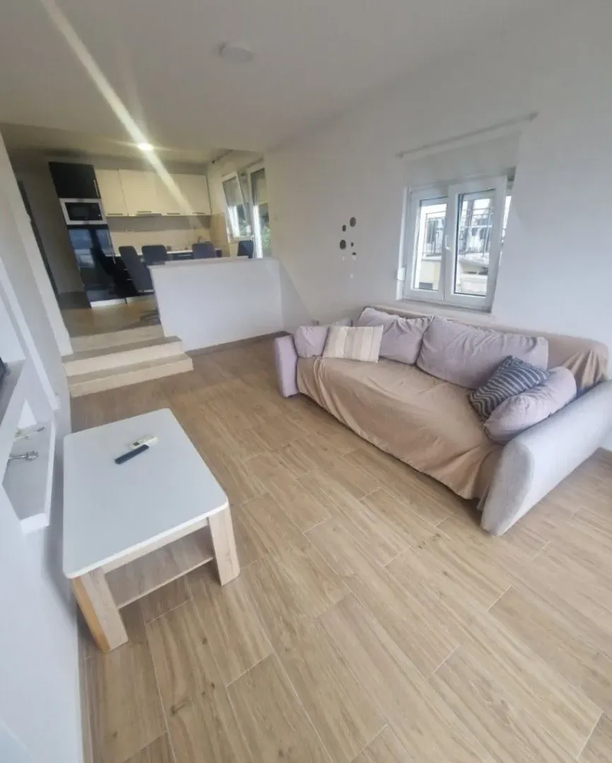 Izdavanje, jednosoban stan, 50m², Donja Lastva, Tivat