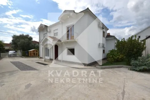 Rent, house, 200m², Dalmatinska ulica, Podgorica - image 32