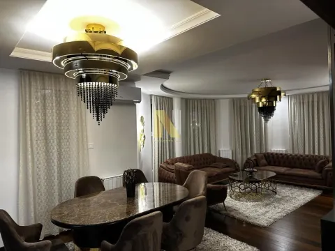 Prostrana dnevna soba sa trpezarijom i modernim lusterima. - image 2