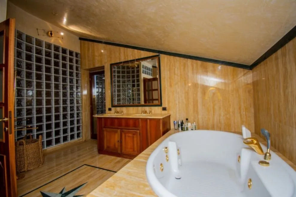 Izdavanje, kuća, 800m², Gorica C, Podgorica