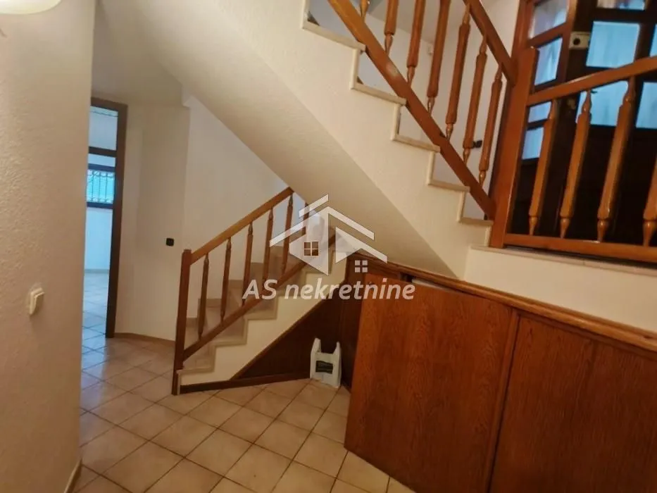 Izdavanje, kuća, 360m², Voždovac Sve Podlokacije, Beograd
