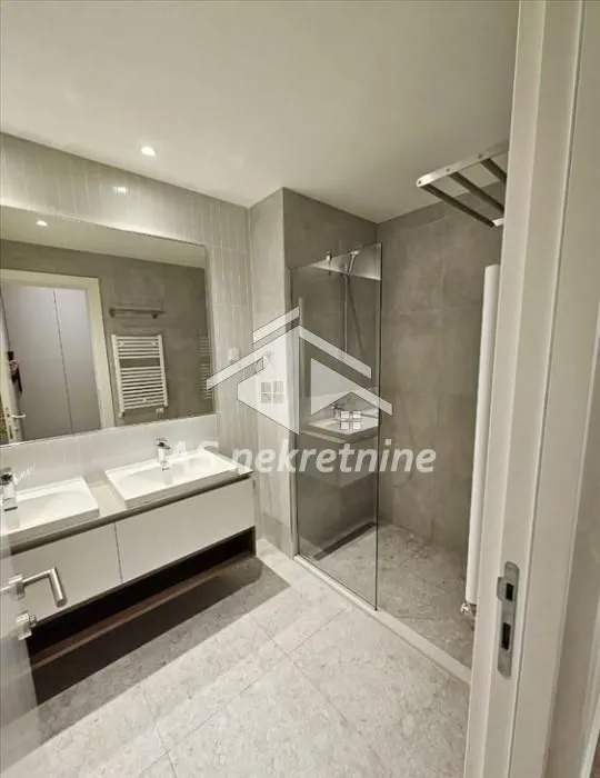 Izdavanje, četvorosoban stan, 111m², Savski Venac, Beograd