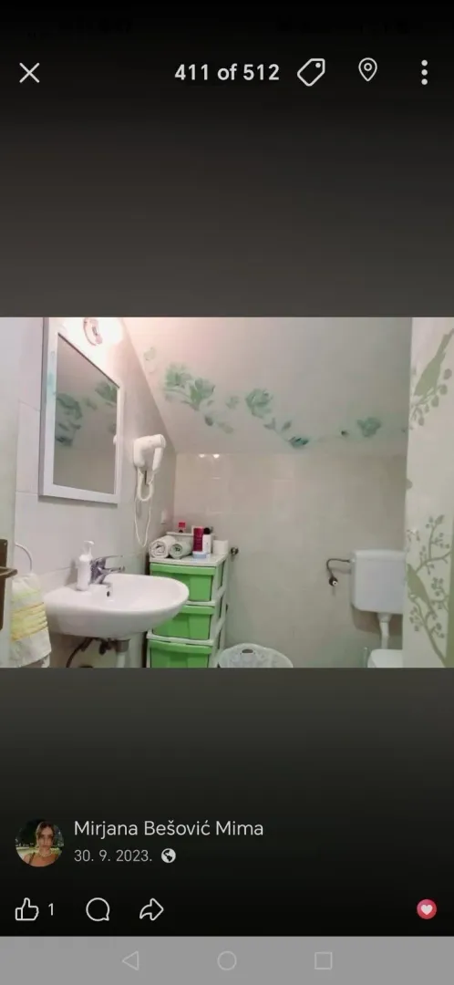 Manje kupatilo sa umivaonikom i wc šoljom.