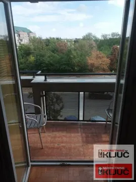 Pogled sa terase na zelene površine i okolne zgrade. - image 19