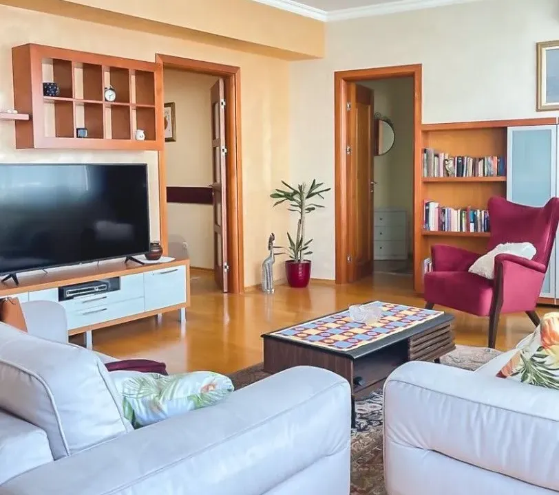 Izdavanje, dvosoban stan, 100m², Centar, Podgorica